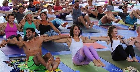 Festival yoga, crowd work